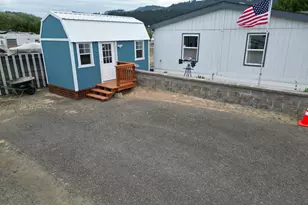 826 W Dean Ave, Sutherlin, OR 97479 - Photo 3