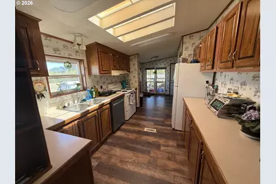 826 W Dean Ave, Sutherlin, OR 97479 - Photo 11