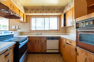11830 NE Fremont St, Portland, OR 97220 - Photo 9