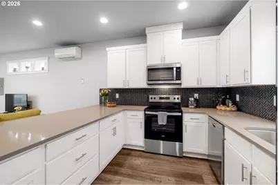 8629 SE Washington St, Portland, OR 97216 - Photo 11