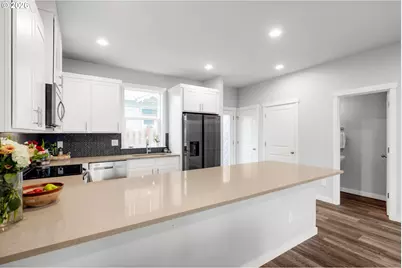 8629 SE Washington St, Portland, OR 97216 - Photo 7