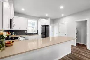 8629 SE Washington St, Portland, OR 97216 - Photo 7