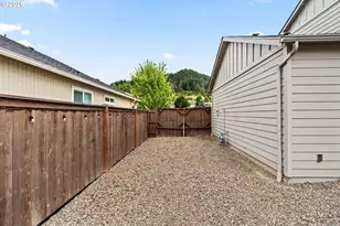 2098 S 60th St, Springfield, OR 97478 - Photo 47