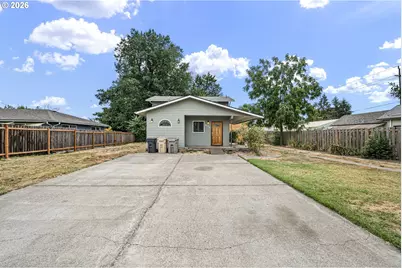 340 N 7th St, Harrisburg, OR 97446 - Photo 3