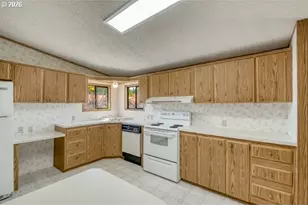 18485 SW Pacific Dr, Tualatin, OR 97062 - Photo 9