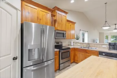 723 N 7th St, Carlton, OR 97111 - Photo 9