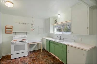 635 NW 4th Ave, Myrtle Creek, OR 97457 - Photo 5