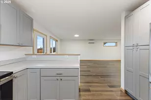 639 Oakwood Dr, Eugene, OR 97402 - Photo 11