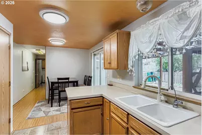 9827 N Ivanhoe St, Portland, OR 97203 - Photo 13