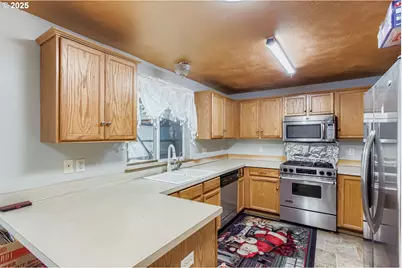 9827 N Ivanhoe St, Portland, OR 97203 - Photo 11