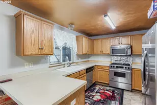 9827 N Ivanhoe St, Portland, OR 97203 - Photo 11