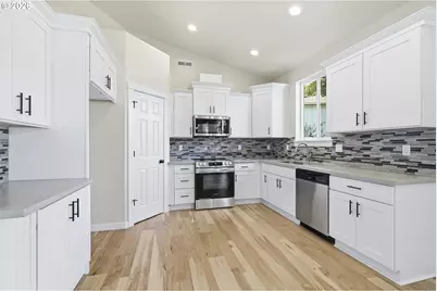 3905 SE 147th Ave, Portland, OR 97236 - Photo 11