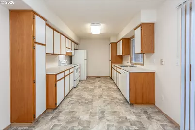 2431 SE 141st Ave, Portland, OR 97233 - Photo 9