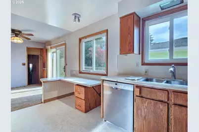 7750 N Decatur St, Portland, OR 97203 - Photo 9