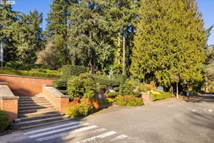 2393 SW Park Pl, Portland, OR 97205 - Photo 33