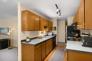 2393 SW Park Pl, Portland, OR 97205 - Photo 13