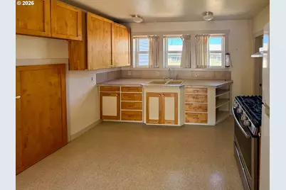 641 W Ballf St, Roseburg, OR 97471 - Photo 7
