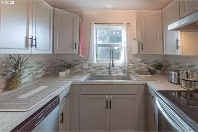 370 S 38th St, Springfield, OR 97478 - Photo 11