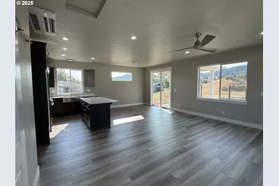 126 Coles Valley St, Sutherlin, OR 97479 - Photo 3