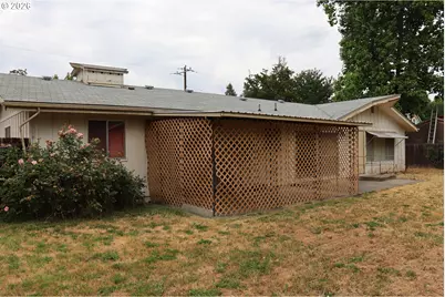 711 SW Rogue River Ave, Grants Pass, OR 97526 - Photo 7