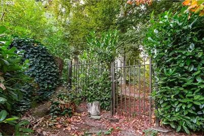 2376 SW Cedar St, Portland, OR 97205 - Photo 27