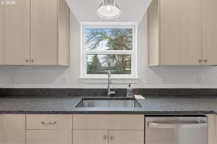 5592 Burnett Ave, Eugene, OR 97402 - Photo 9