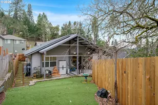 1810 NE Alameda Ave, Roseburg, OR 97470 - Photo 33