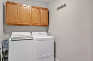 1810 NE Alameda Ave, Roseburg, OR 97470 - Photo 23