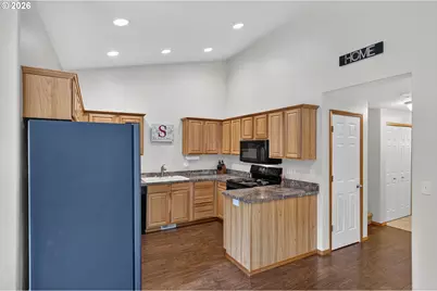 209 Pioneer Dr, Silverton, OR 97381 - Photo 5