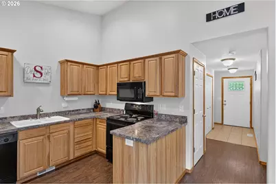 209 Pioneer Dr, Silverton, OR 97381 - Photo 3