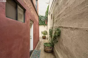 2076 NW Johnson St, Portland, OR 97209 - Photo 13