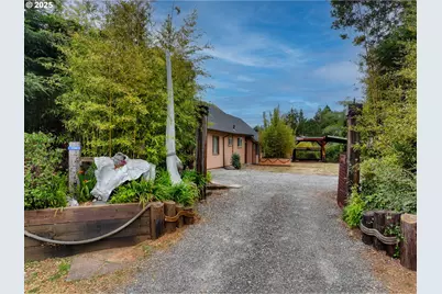 726 Pacific Ave, Brookings, OR 97415 - Photo 1