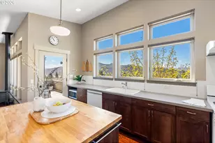 591 NE Grandview Blvd, White Salmon, WA 98672 - Photo 9