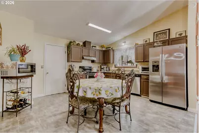 230 SW 22nd St, Troutdale, OR 97060 - Photo 9