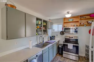 335 9th Ave, Seaside, OR 97138 - Photo 9