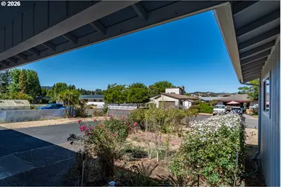 3085 W Shasta Ave, Roseburg, OR 97471 - Photo 3