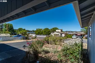 3085 W Shasta Ave, Roseburg, OR 97471 - Photo 3