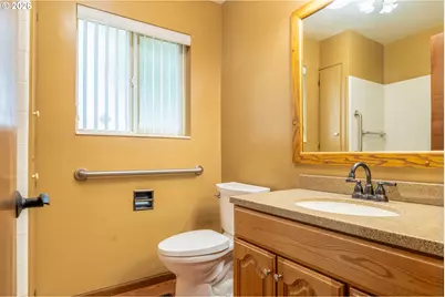 425 W Maple St, Roseburg, OR 97471 - Photo 21