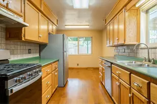 425 W Maple St, Roseburg, OR 97471 - Photo 11