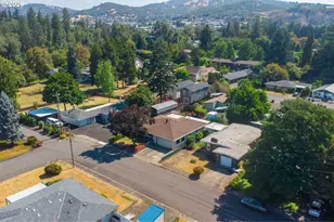 425 W Maple St, Roseburg, OR 97471 - Photo 3