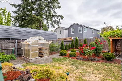 425 W Maple St, Roseburg, OR 97471 - Photo 29