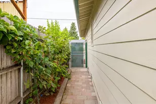 425 W Maple St, Roseburg, OR 97471 - Photo 33
