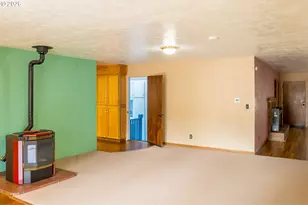 425 W Maple St, Roseburg, OR 97471 - Photo 9