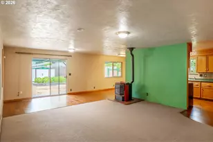 425 W Maple St, Roseburg, OR 97471 - Photo 7