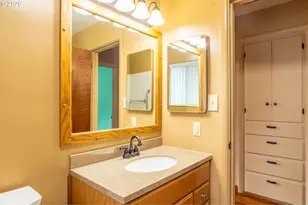 425 W Maple St, Roseburg, OR 97471 - Photo 23