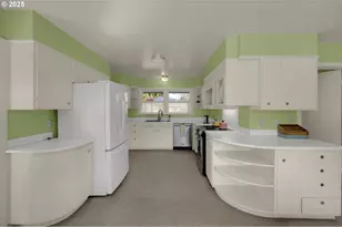 820 Lariat Dr, Eugene, OR 97401 - Photo 15