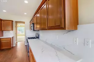 21533 SW Susan Ln, Beaverton, OR 97003 - Photo 9