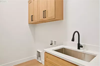 994 S 67th St, Springfield, OR 97478 - Photo 9