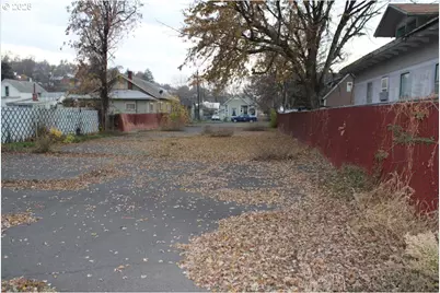 606 SW 3rd St, Pendleton, OR 97801 - Photo 3