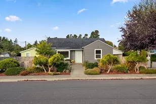 1699 Pine St, Florence, OR 97439 - Photo 3
